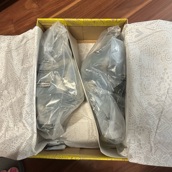 Camo fuzzy slippers size 7 - Picture 3 of 4